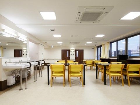 サービス付高齢者向け住宅 富士桜の食堂。毎日多くの入居者様で賑わう、楽しいお食事風景となっております。
