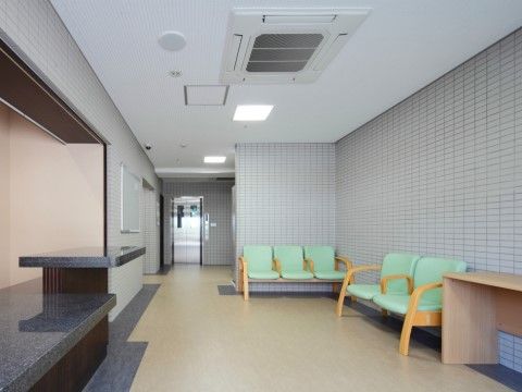サービス付高齢者向け住宅 富士桜の玄関ホール。長椅子を多数ご用意しております。お待合やご休憩など多目的にお使いいただけます。