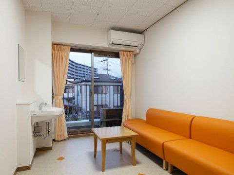 サービス付高齢者向け住宅 富士桜の談話室。日々入居者様がおしゃべりを楽しむ憩いの場となっております。