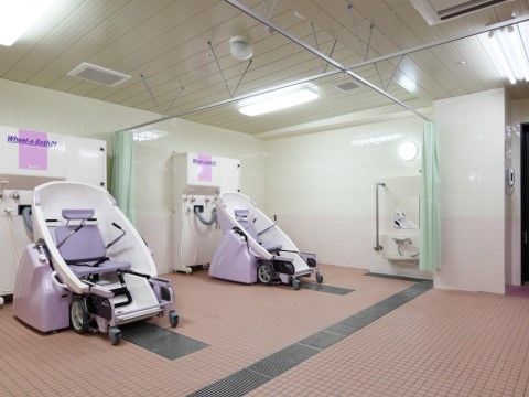サービス付高齢者向け住宅 富士桜の機械浴室。充実した浴室環境を揃えておりますので、ご負担の少ないご入浴ができます。