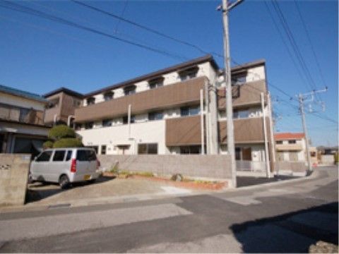 白とブラウンを基調とした３階建ての建物である。住宅街に馴染むすっきりとした外観で、穏やかな暮らしが楽しめる。