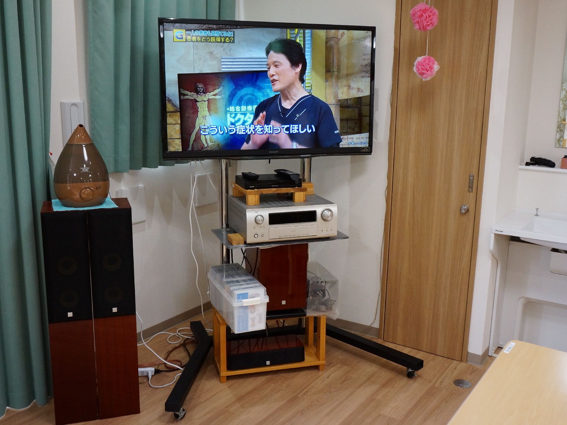 食堂に大型液晶テレビとビデオデッキが完備。ビデオテープも用意されている。また、聞こえやすいようにスピーカーも完備されている。