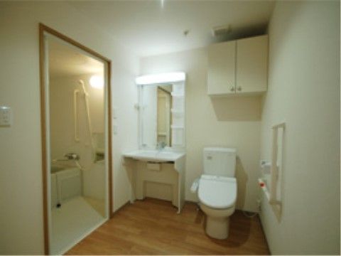 トイレはバリアフリーとなっていて、ゆったり広々としている。車椅子でも快適に利用できる洗面台が設置されている。
