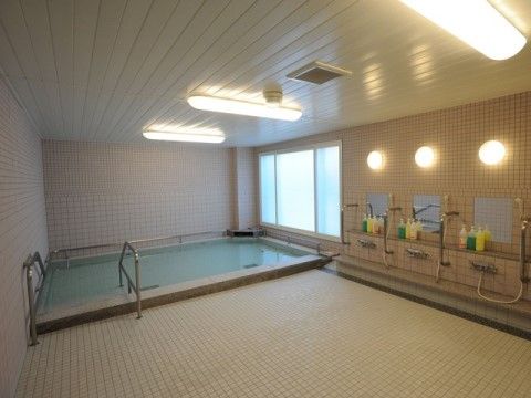 掃除の行き届いた大浴場である。広い浴槽で、手足を伸ばして入浴可能。洗い場の鏡や浴槽の入り口には手すりも付いている。