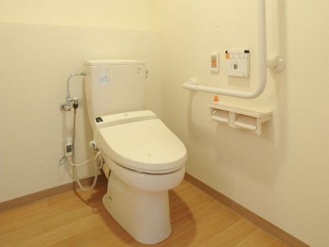 広いトイレには手すりがあり、一人でも安心して利用可能。ナースコールも設置しているため、万が一の場合にも対応できる。