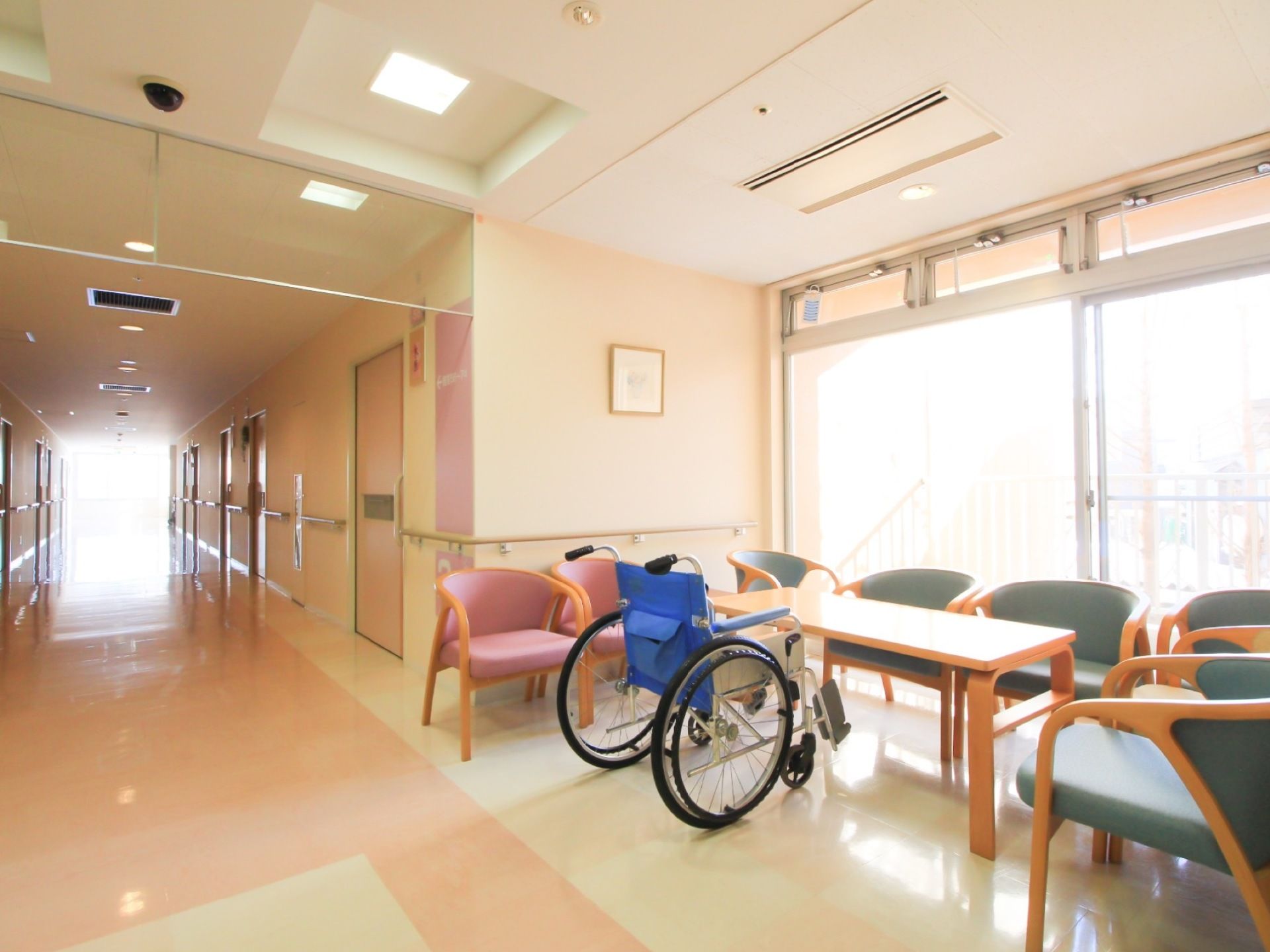 白色やオレンジ色など明るめの配色がなされた通路である。幅が広く、壁伝いには断続的に手すりがある。