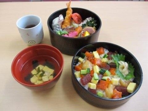 角切りの刺身や卵がのっているちらし寿司が主食の食事