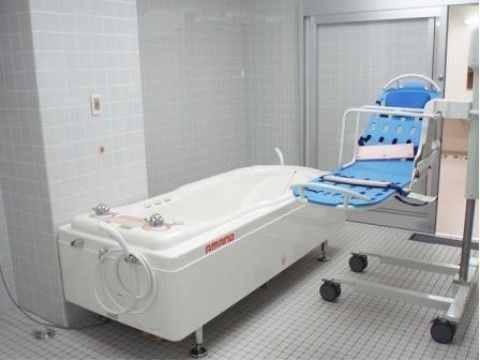 特別浴室は全面タイル張りで、余裕のある広さが設けられている。室内には、浴槽と介護機器が完備されている。
