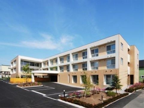 大きな窓が各階に設置されている、三階建ての施設外観