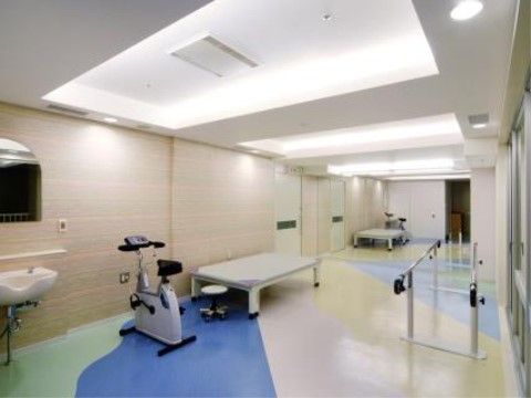 サイクリングマシンや歩行訓練補助器が設置されているリハビリルーム