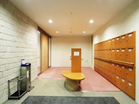 エントランスにはシューズボックス、椅子、傘立て、マットが設けられている。スぺ―スが広いので人で込み合うことがなく、ゆったりとご利用になれる。