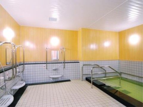浴室には大きな照明が付いており、足元の安全を図っている。複数のシャワーコーナーと大きな浴槽が備わっている。