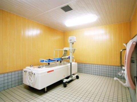 特殊浴室は十分な広さが備わっており、複数のスタッフが同時に介助を行うことができる。入浴困難な方にも首までゆったりと湯船に浸かっていただける。