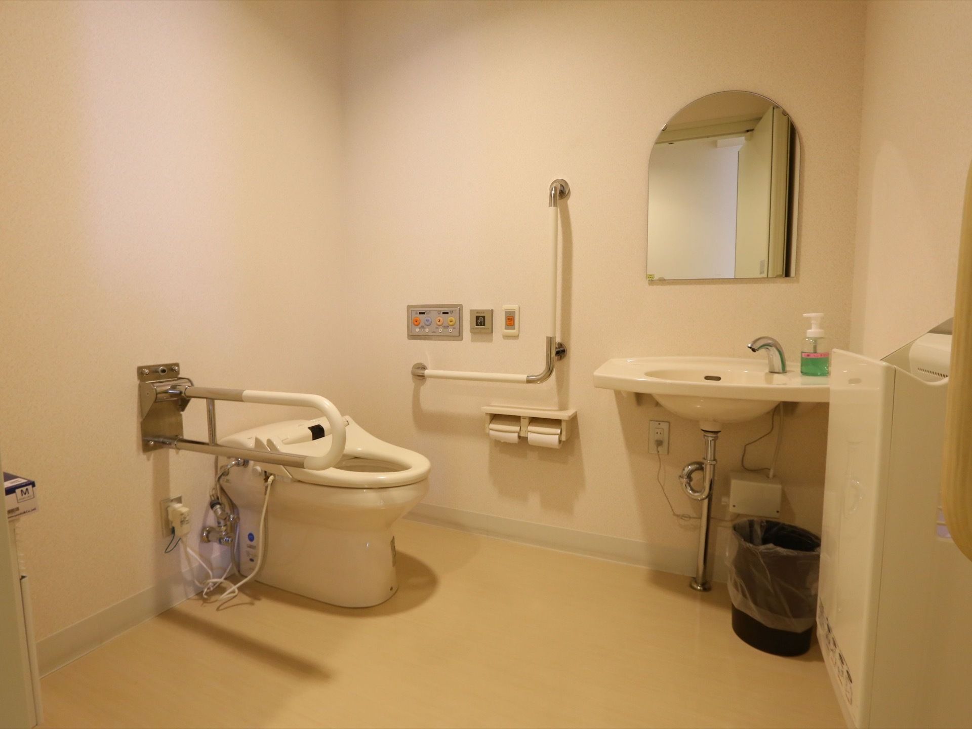 トイレには十分なスペースが確保されている。便座脇には手すりがある。ナースコールボタンが設置されている。