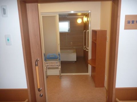 サービス付き高齢者向け住宅 鈴の庵の個浴室。プライバシーをしっかりと守りながらご自宅のようにご入浴をしていただけます。