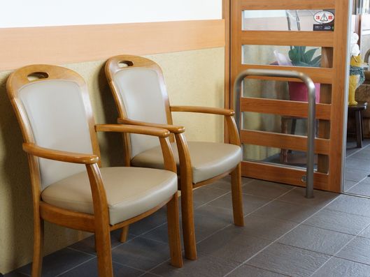 靴箱前に置かれた一人掛けの椅子