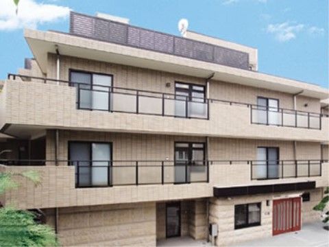「サンライフ住吉川」の外観。レンガ調の外観にベージュ色で、施設と分かりにくい環境としている。
