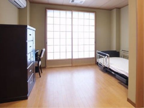 「サンライフ住吉川」の居室。障子を兼ね備えており、ゆったりと寛げる空間で、生き抜ける。
