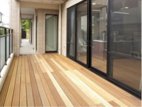 「サンライフ住吉川」のウッドデッキ。日当たりがよく時間を気にせずにゆったりと寛ぐことができる。