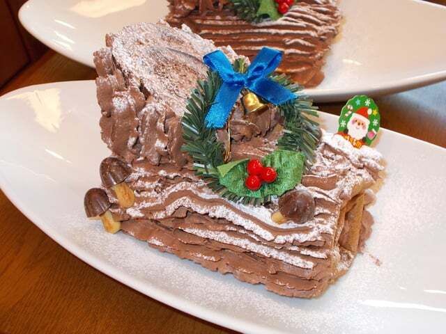 クリスマスのリースを飾ったブッシュドノエル