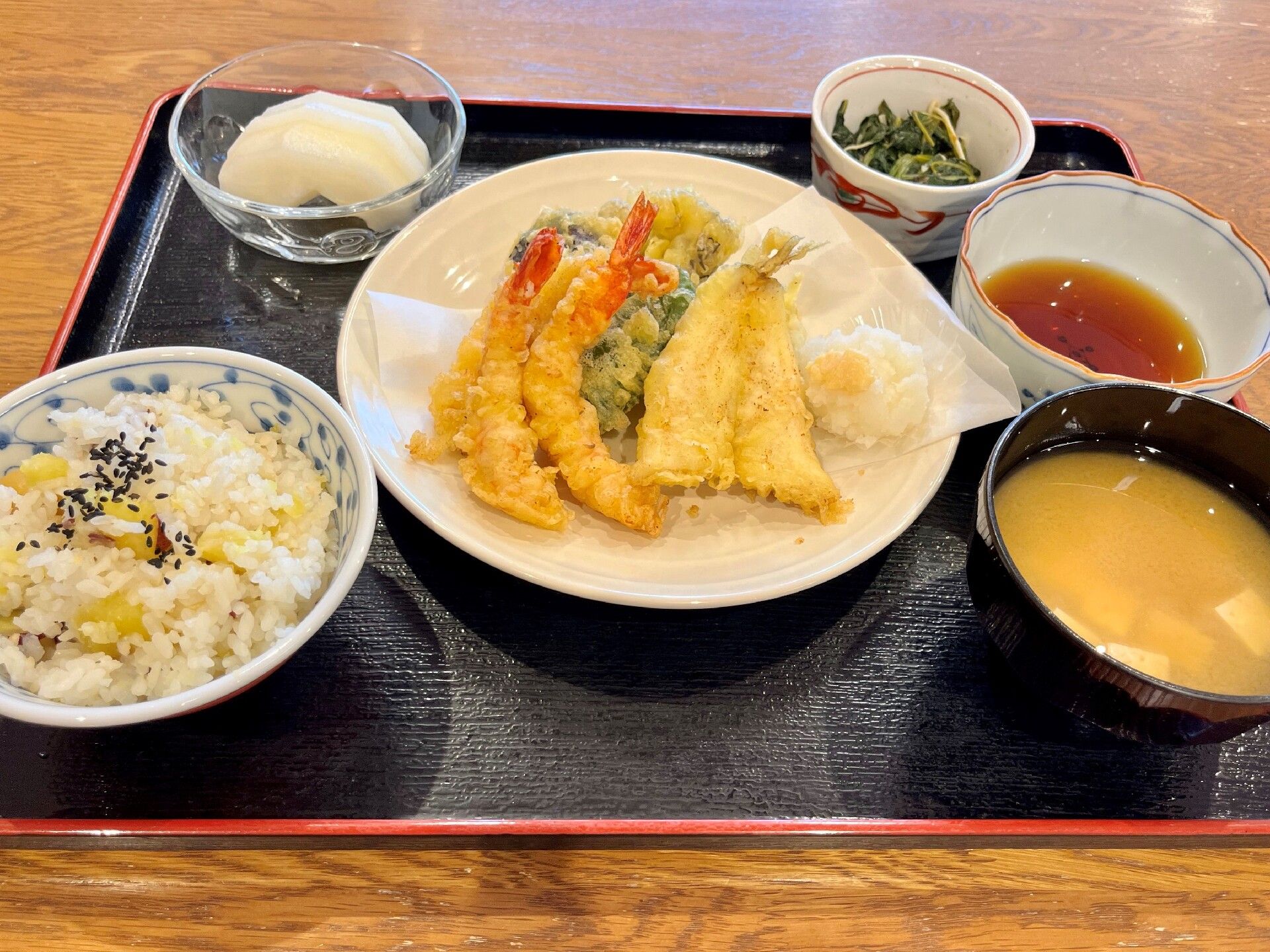 ちらし寿司と吸い物、うざぎを模した饅頭が付いたメニュー