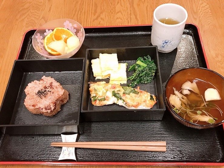 箸袋に入った箸と、一重のおせち料理