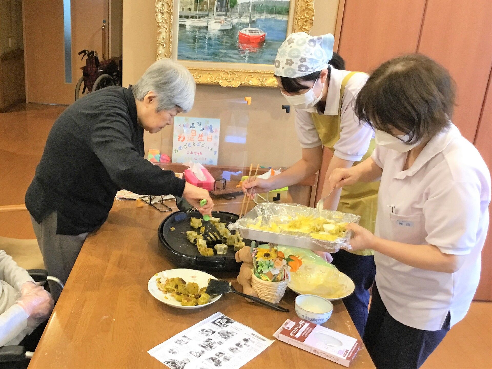 ピザとフライドポテトとフルーツのデザートのセット