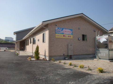 入り口まで緩やかな傾斜のスロープが設置しており、段差のない造りとなっている施設の外観