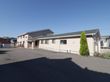 建物の前には広いスペースになっている。施設の入口には段数の少ない階段と傾斜が少ないスロープが設置されている。