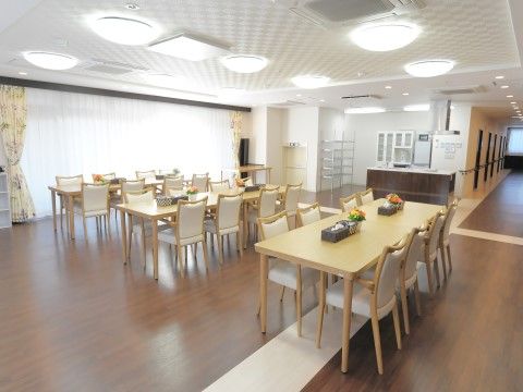 空間がゆったりとしている食堂には、長テーブルが３卓置かれていて、８名で一緒に食事をすることができる。