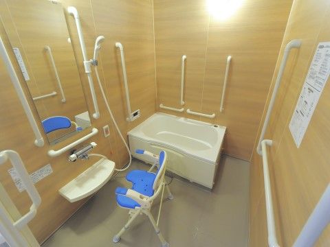 手すりが壁に沿って設置されているので、浴室に入ってから体を洗い浴槽につかるまでの動きがスムーズに行える。