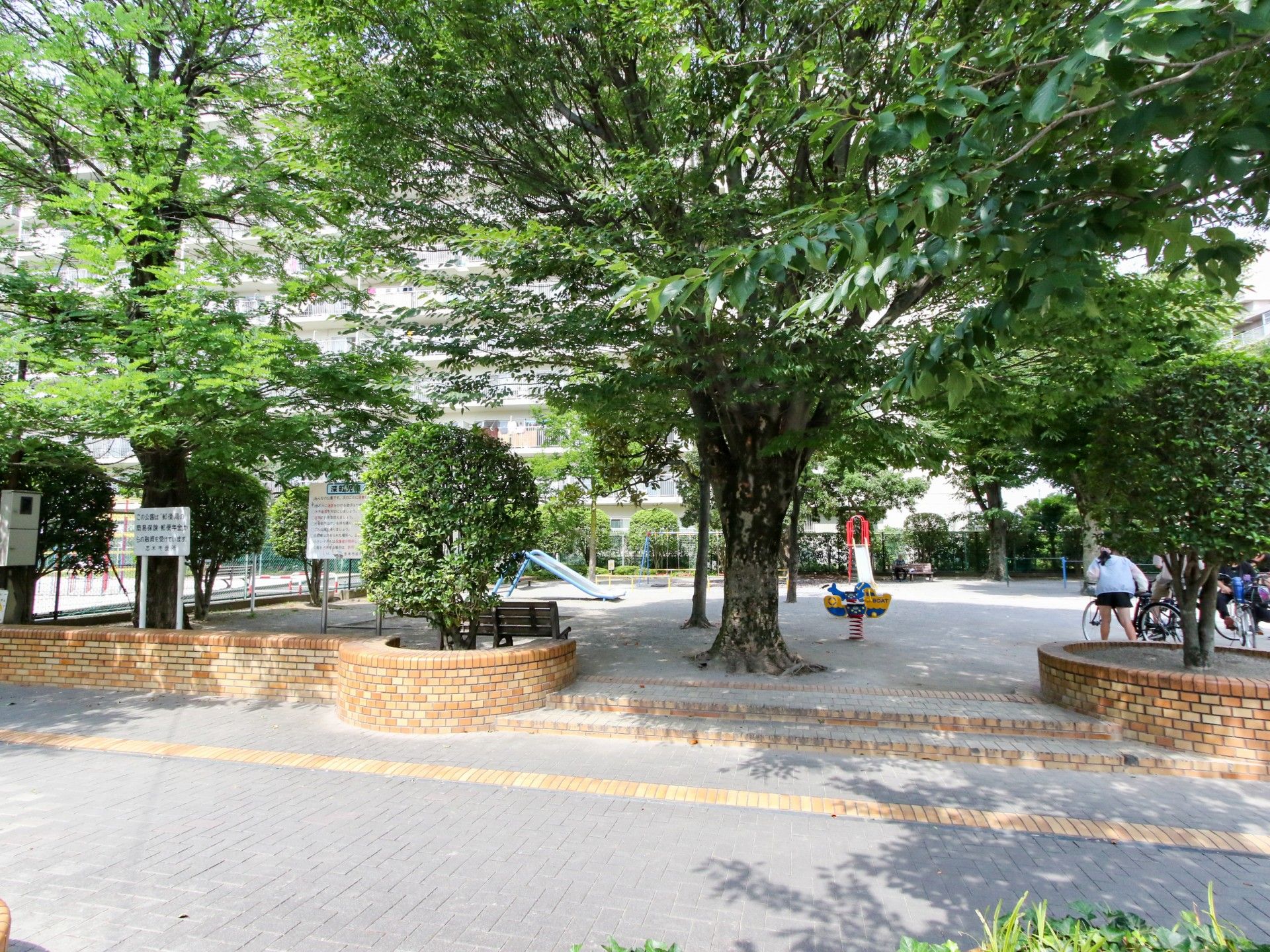 遊具が設置された公園
