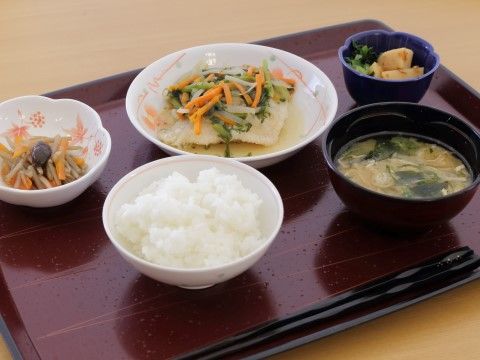 「イルミーナかわごえ」お食事。栄養満点のお料理が、キレイに配膳されています。
