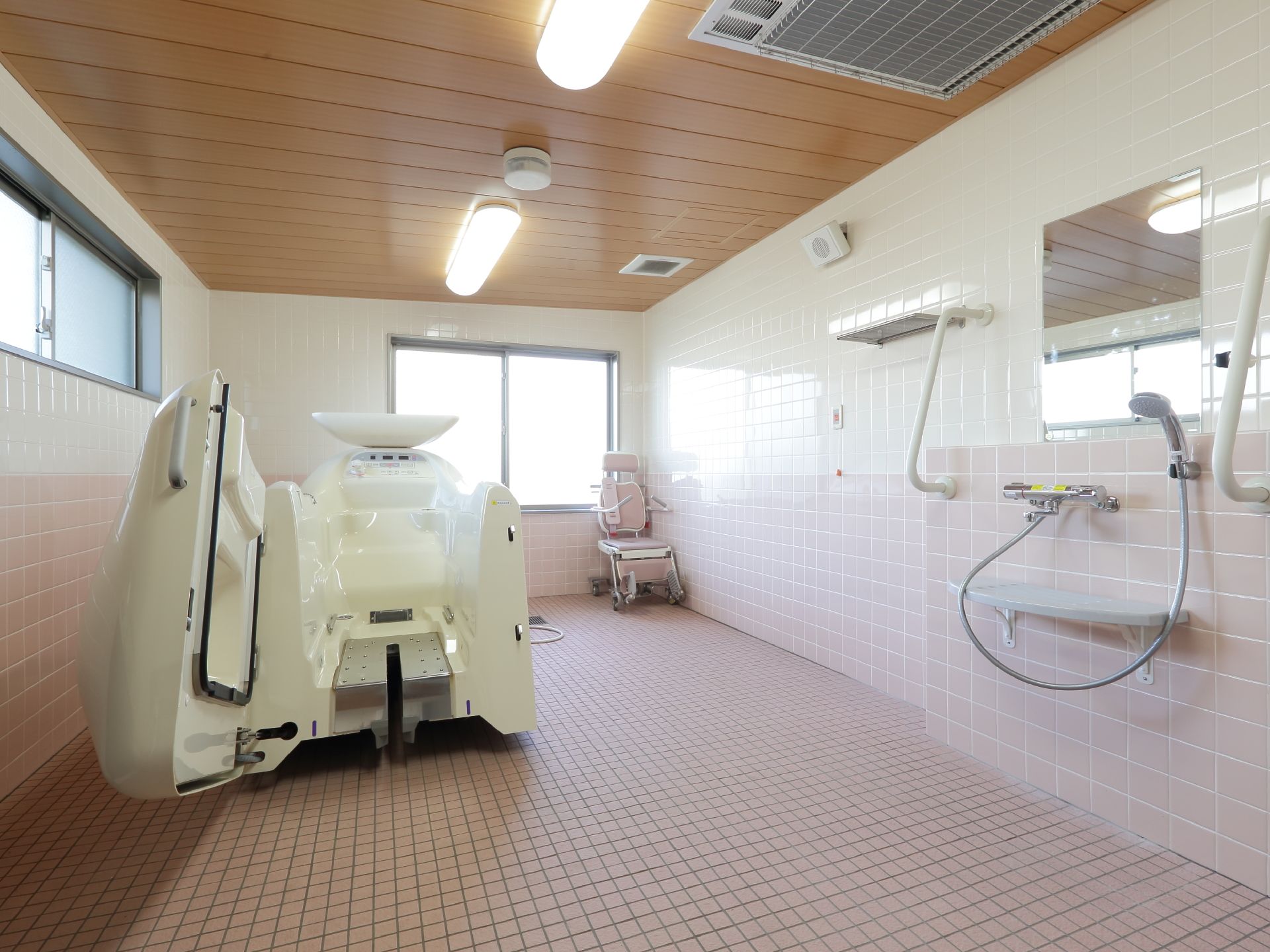 一般浴室の他に、機械浴室が設置されている。寝たきりの方なででも横になったまま全身を湯に浸すことができる。