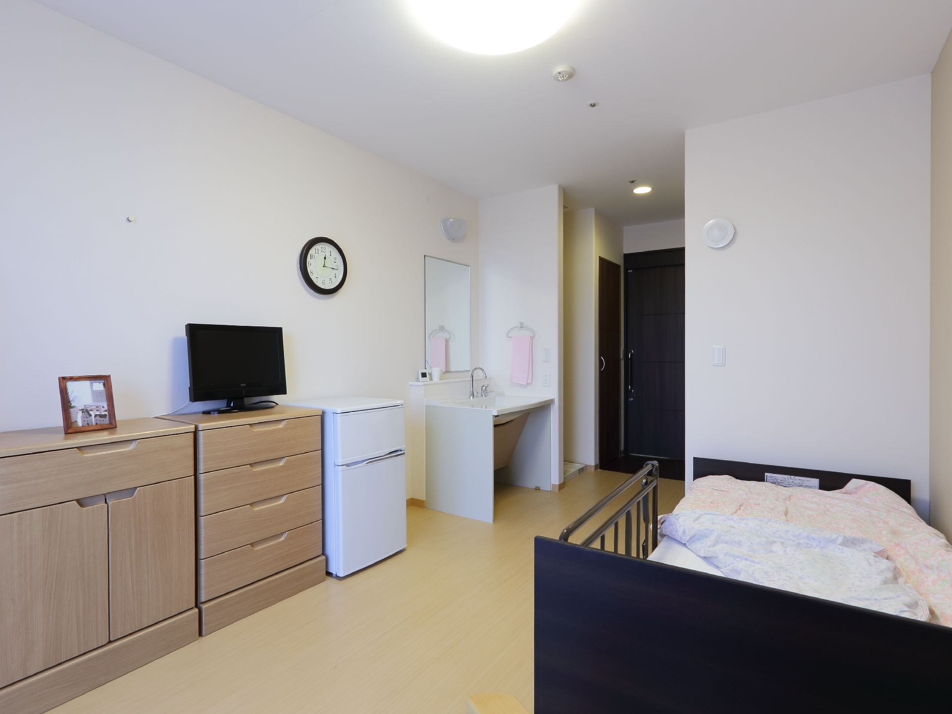 部屋は18.3平方メートルの1Rと36.6平方メートルの1DKの2タイプ。ベッド、空調などの設備が整っており、すぐにでも生活できる。