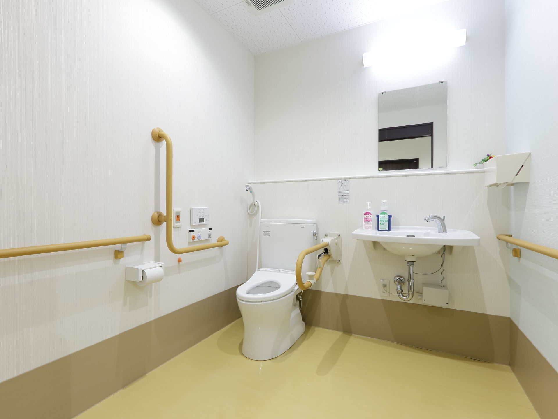 1階と2階の各浴室付近に、共用のトイレを設置。車椅子での利用に配慮して広い面積を取り、手すりを多く設けて利便性を確保した。