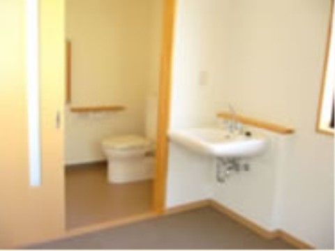 「第三亀ヶ崎の家」の居室・トイレ。扉は横開きを採用し、軽い力で開けることを可能としている。