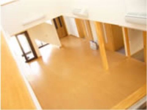 「第三亀ヶ崎の家」の吹き抜け。1階から2階を吹き抜けにしており、下のフロアの様子も鑑賞できる。