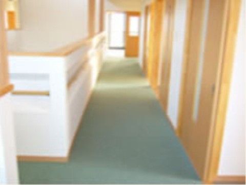 「第三亀ヶ崎の家」の廊下。介助手すりを廊下に設置しており、足腰の悪い方も掴まって歩くことができる。