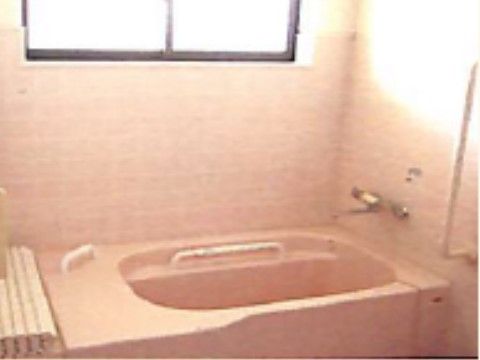 「第三亀ヶ崎の家」の浴室。換気窓を設置しており、使用後は汚れの繁殖を防いでいる。