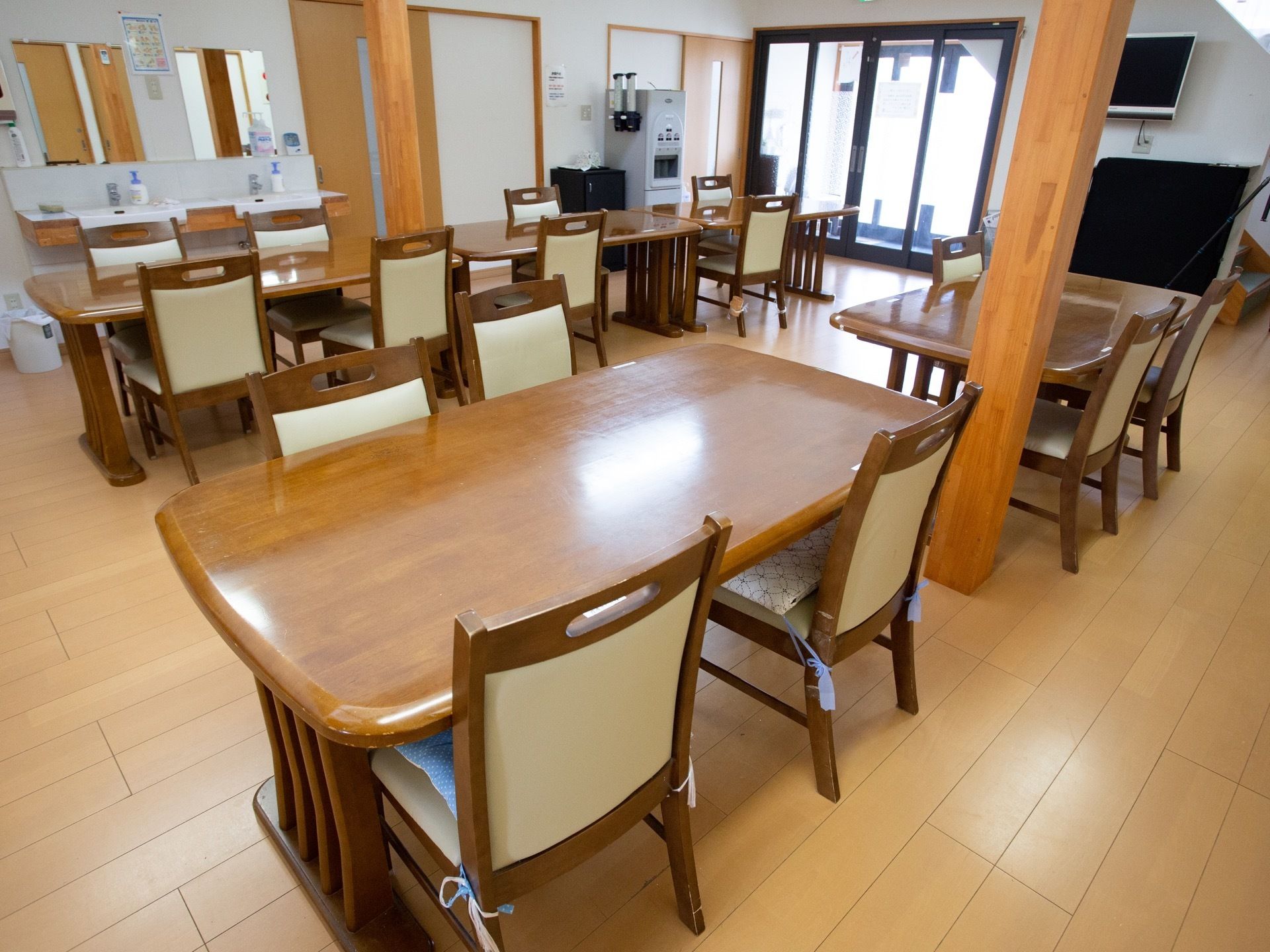 玄関を入った所にある広いスペースが玄関ホール兼食堂になっている。壁際に洗面台が２台並んで設置されている。