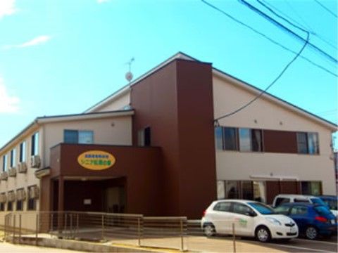 「シニア松原の家」の外観。お車での来訪された方も安心して、収容ができる無料駐車スペースを完備している。