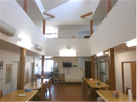 「シニア松原の家」の食堂。開放感ある食堂は、入居者様と談笑しながら手作りのお食事を召し上がることができる。