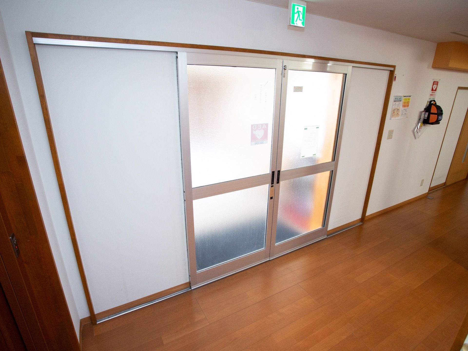玄関に繋がる通路である。二重扉になっており、スライドドアが設置されている。壁にはAEDが用意されている。