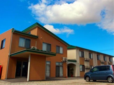 「シニアガーデンそよかぜ」の外観。2階建ての2トンカラーが纏った色で、日当たりも良い施設である。