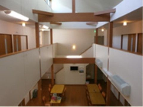 「シニアガーデンそよかぜ」の吹き抜け。1階と2階のフロアを吹き抜けにすることで、広々と感じる。