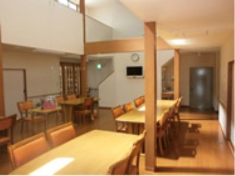 「シニアガーデンそよかぜ」の食堂。アットホームな空間で、入居者様方と一緒にお食事ができる。