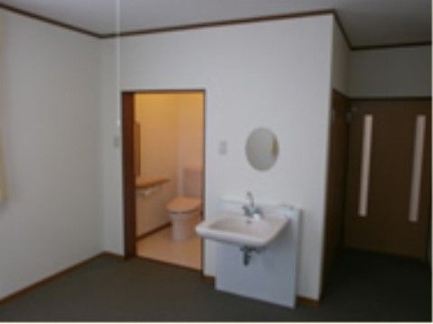 「シニアガーデンそよかぜ2号館」の居室・トイレ。夜間でも身近にあり、行きやすいトイレを設置している。