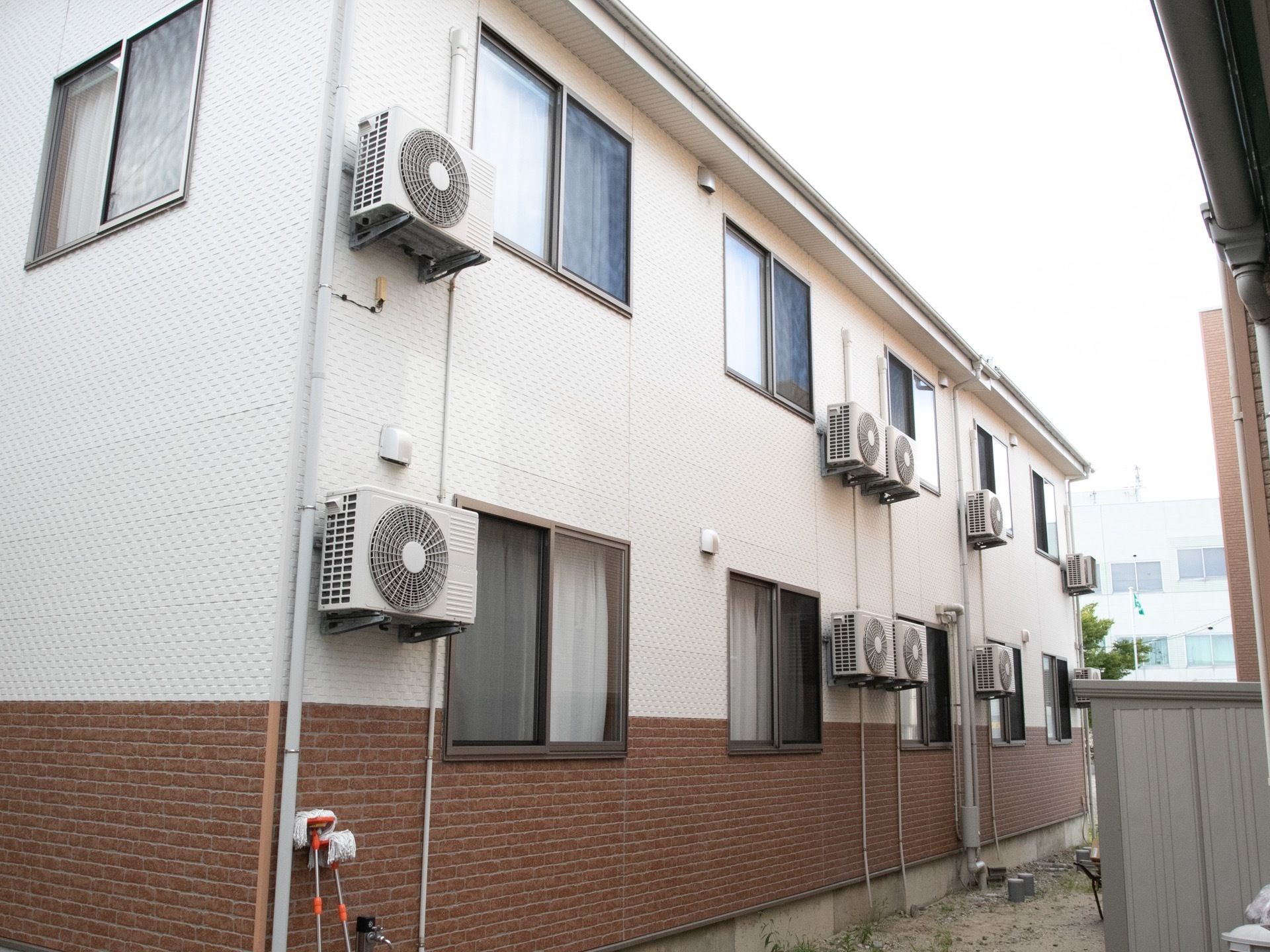 施設の建物は2階建てである。建物の外壁には、1階と2階共に同型の窓が多数並び、エアコンの外機も窓の横に多数設置されている。