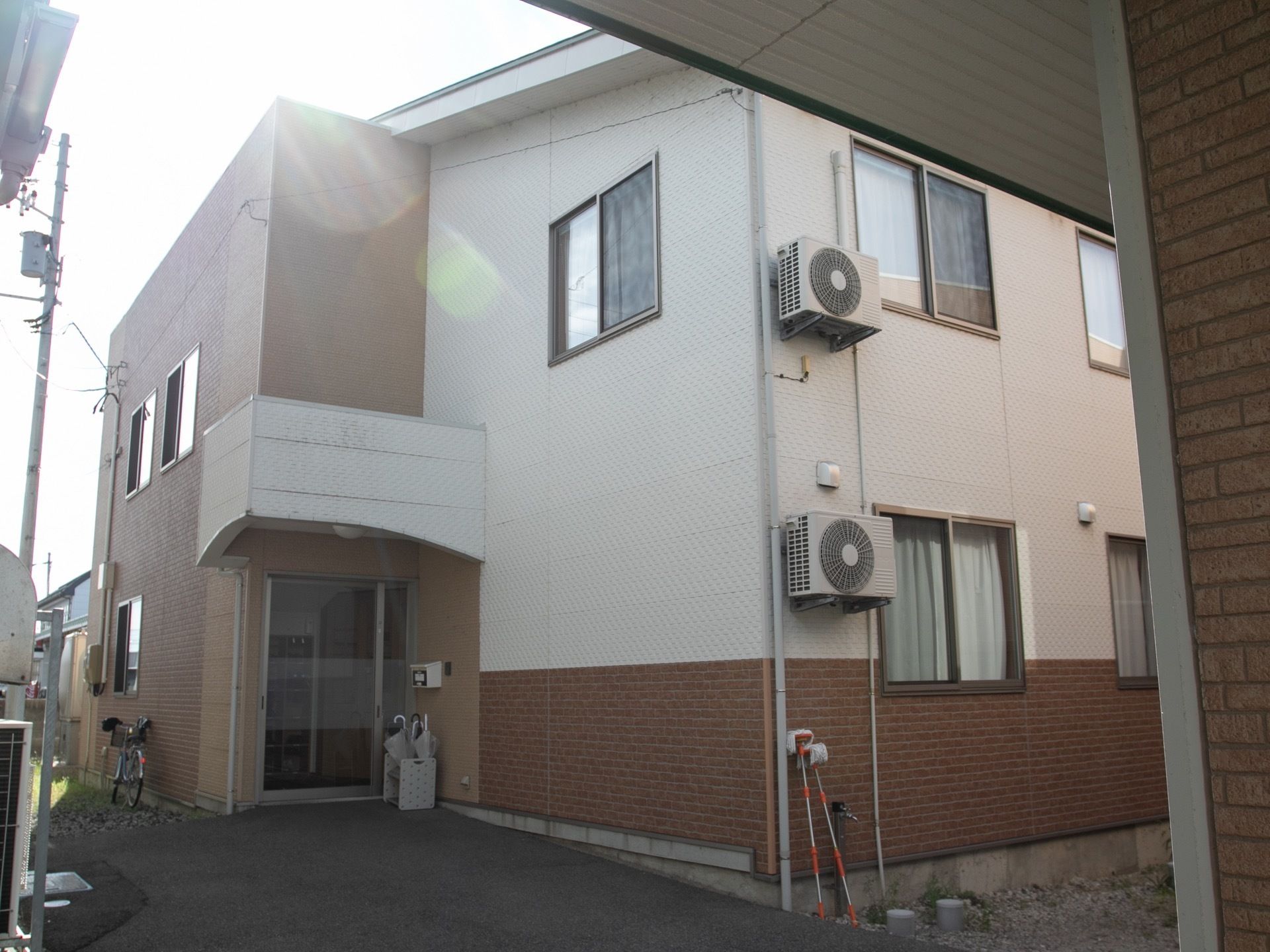 外観は、２階建てで外壁が白と茶色の二色使いになっている。エントランス部分には張り出し屋根が施され、玄関扉はガラス張りである。